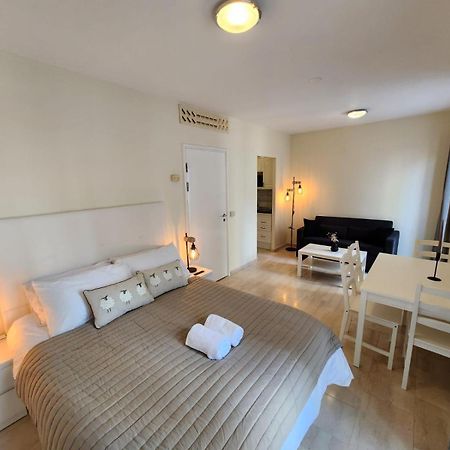 New With Ac Central Suites With Pool Access And Squash Courts! Sleeps Family Or 4 Guests ยิบรอลตาร์ ภายนอก รูปภาพ