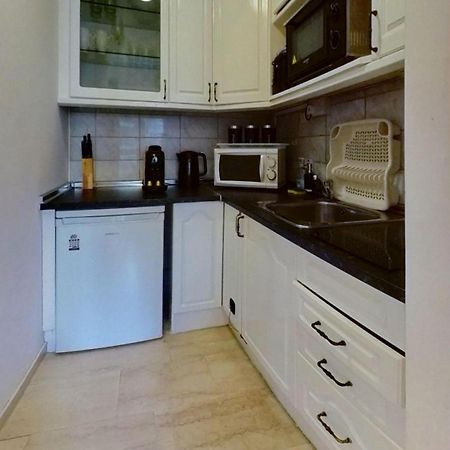 New With Ac Central Suites With Pool Access And Squash Courts! Sleeps Family Or 4 Guests ยิบรอลตาร์ ภายนอก รูปภาพ