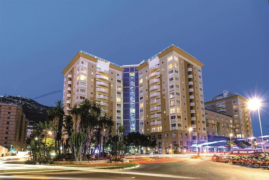 New With Ac Central Suites With Pool Access And Squash Courts! Sleeps Family Or 4 Guests ยิบรอลตาร์ ภายนอก รูปภาพ