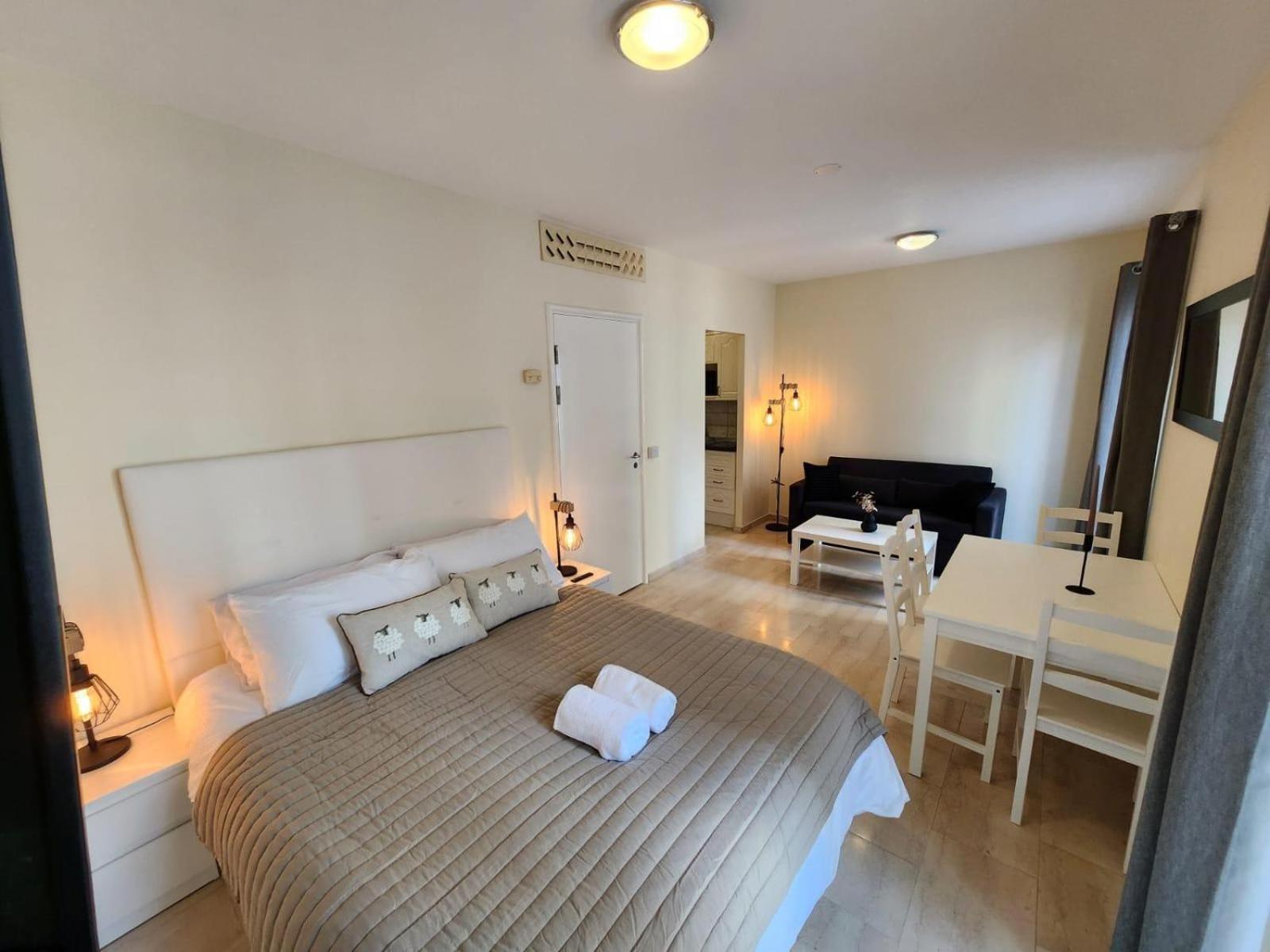 New With Ac Central Suites With Pool Access And Squash Courts! Sleeps Family Or 4 Guests ยิบรอลตาร์ ภายนอก รูปภาพ