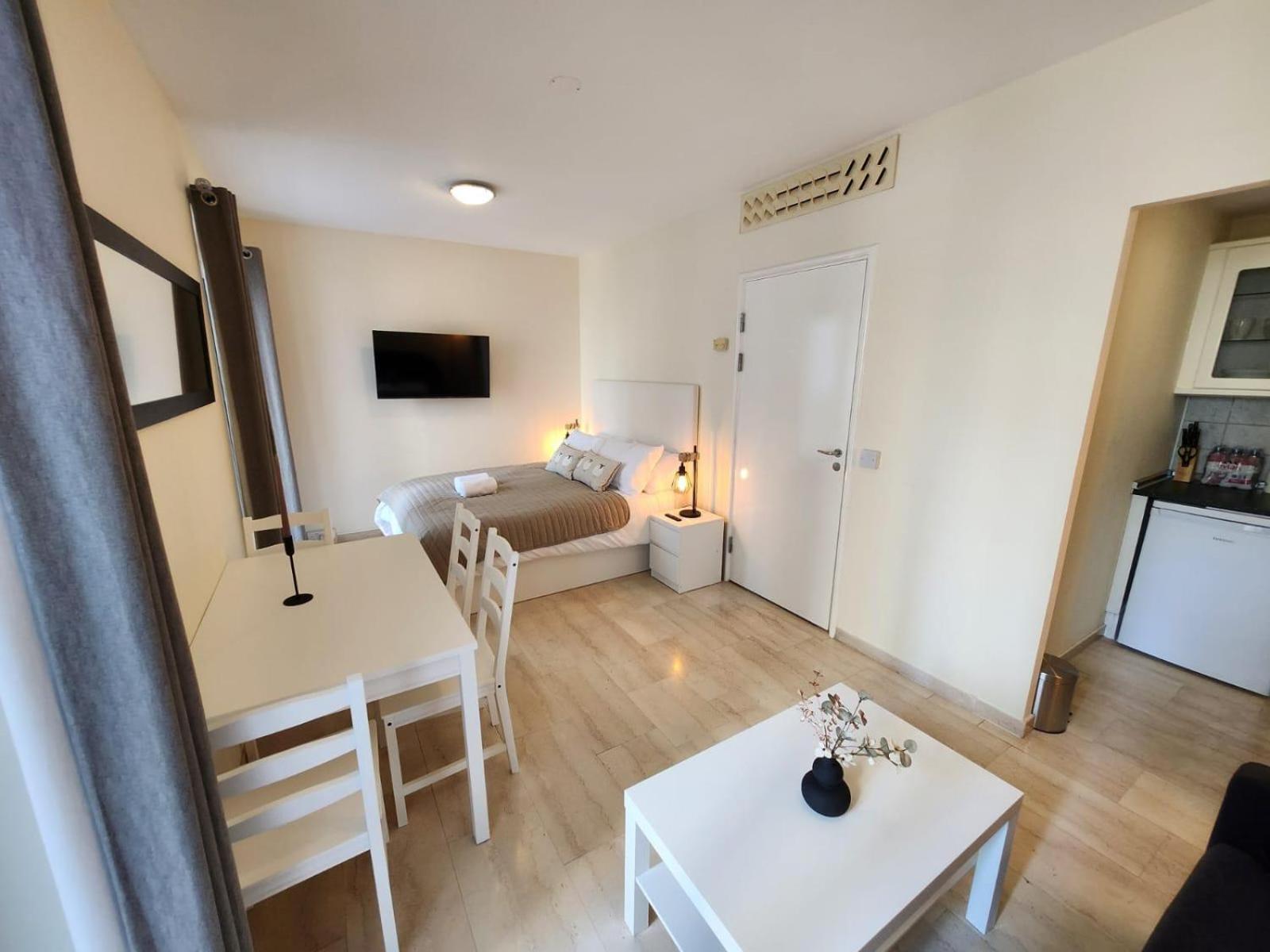 New With Ac Central Suites With Pool Access And Squash Courts! Sleeps Family Or 4 Guests ยิบรอลตาร์ ภายนอก รูปภาพ