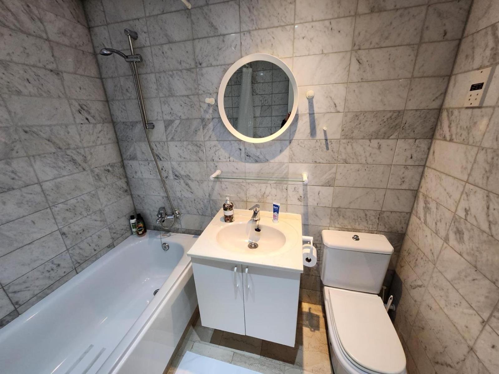 New With Ac Central Suites With Pool Access And Squash Courts! Sleeps Family Or 4 Guests ยิบรอลตาร์ ภายนอก รูปภาพ