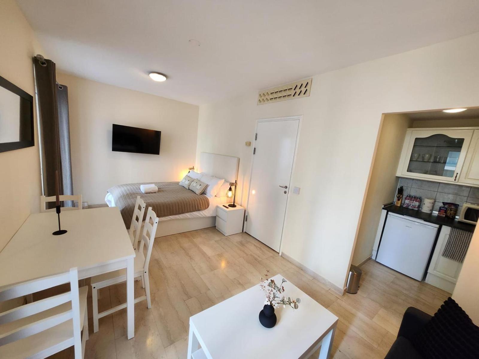 New With Ac Central Suites With Pool Access And Squash Courts! Sleeps Family Or 4 Guests ยิบรอลตาร์ ภายนอก รูปภาพ