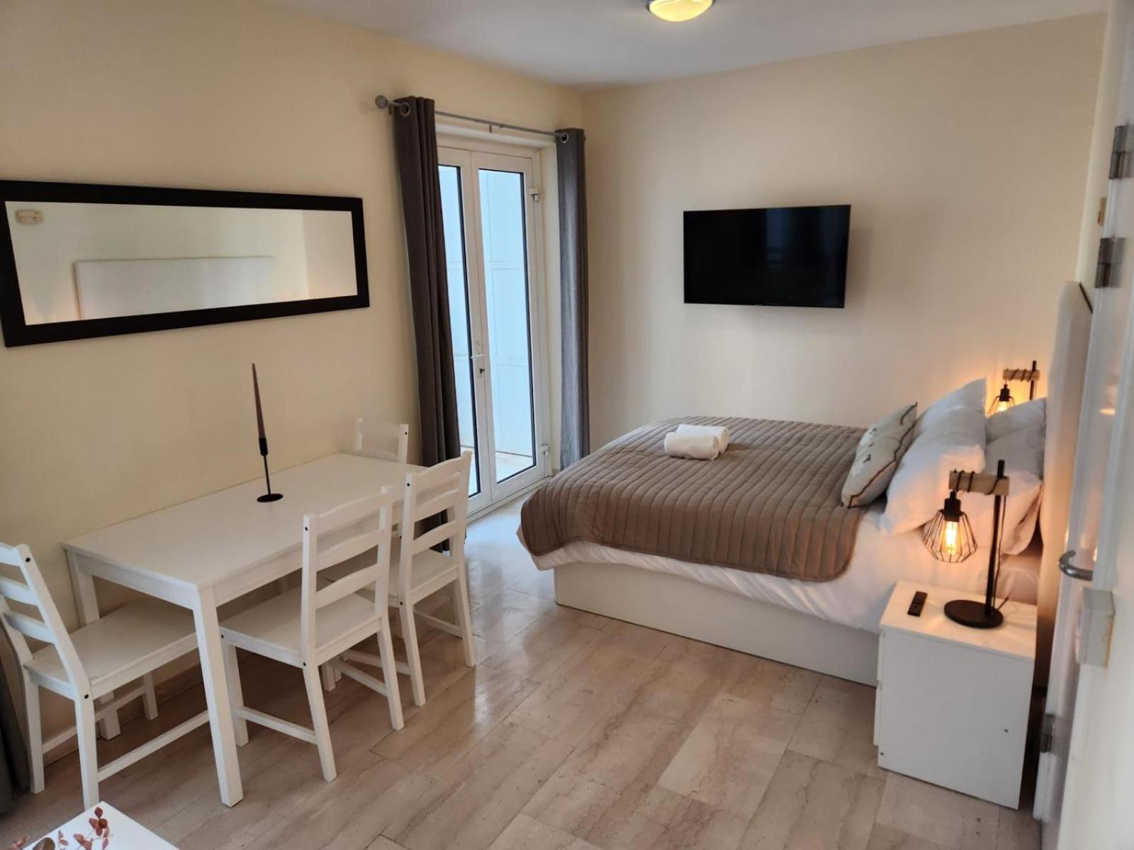 New With Ac Central Suites With Pool Access And Squash Courts! Sleeps Family Or 4 Guests ยิบรอลตาร์ ภายนอก รูปภาพ