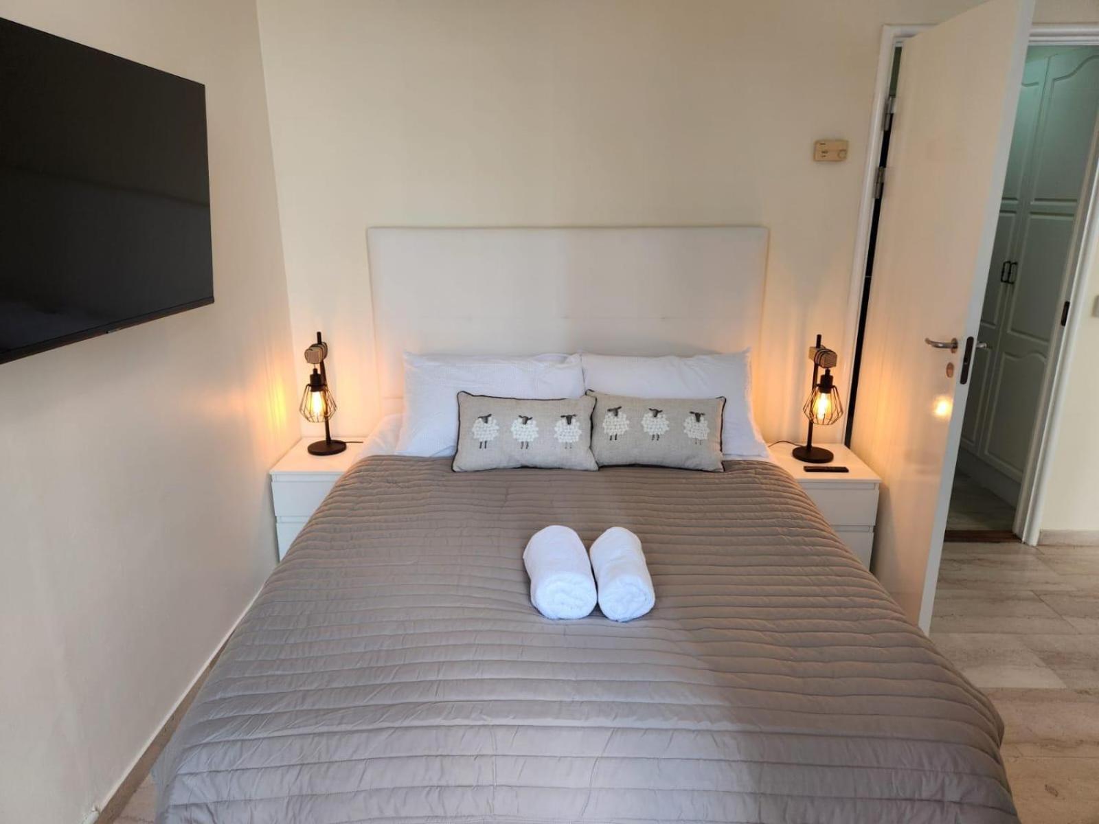 New With Ac Central Suites With Pool Access And Squash Courts! Sleeps Family Or 4 Guests ยิบรอลตาร์ ภายนอก รูปภาพ